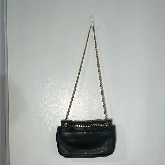 Michael Kors Black and Gold Adjustable Crossbody Bag with Elegant Design - Picture 5 of 11